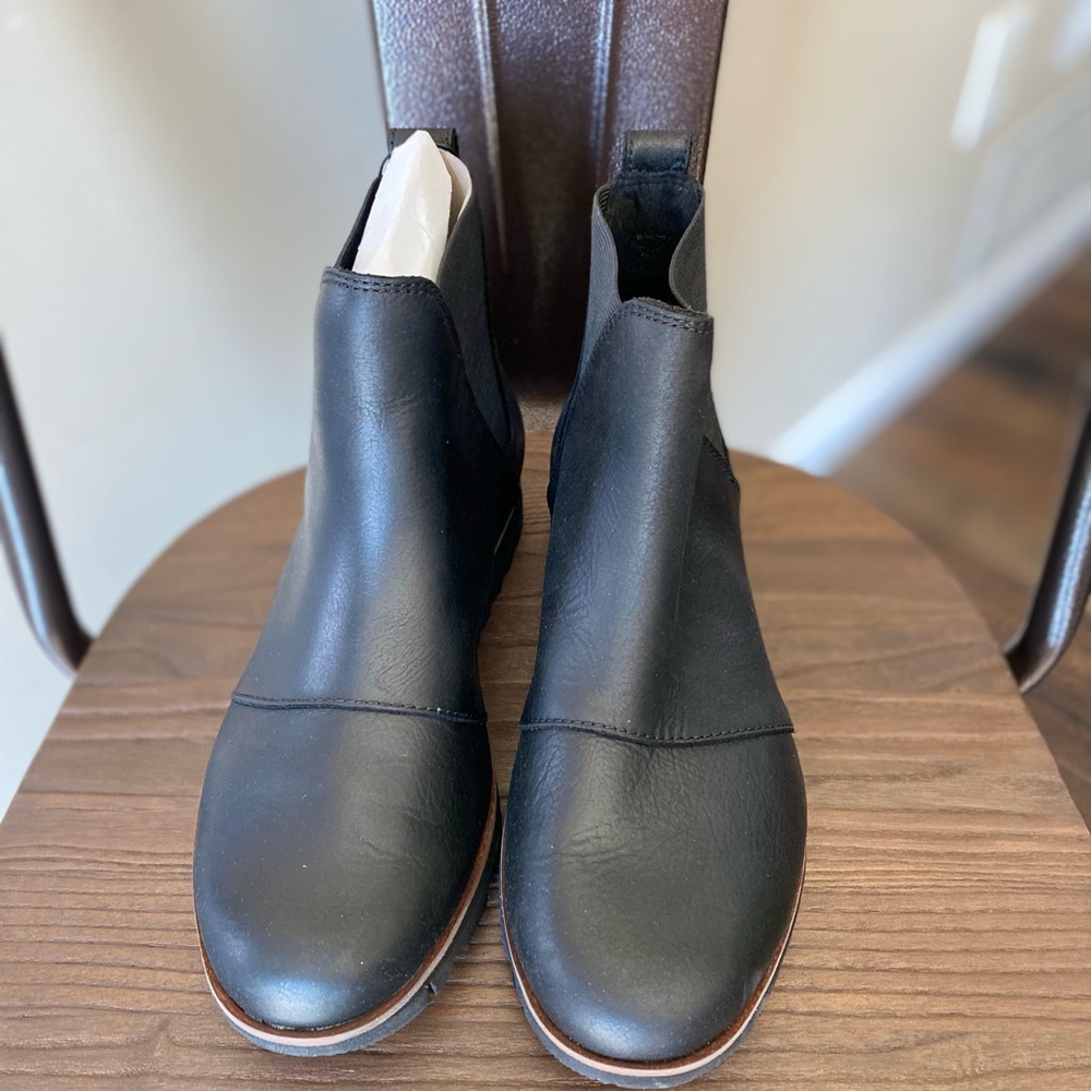 NWT Women’s Sorel Harlow Chelsea Boots.